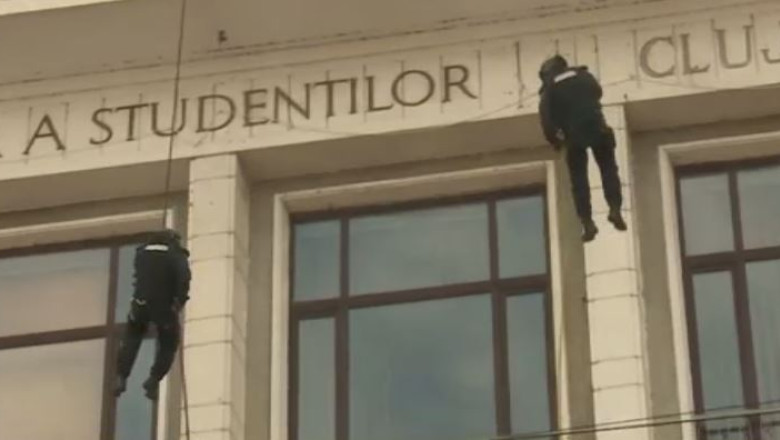 Salt din elicopter pentru salvarea unui ostatic. Exercitiu demonstrativ pentru marcarea a 95 de ani de Jandarmerie in Ardeal Imagine