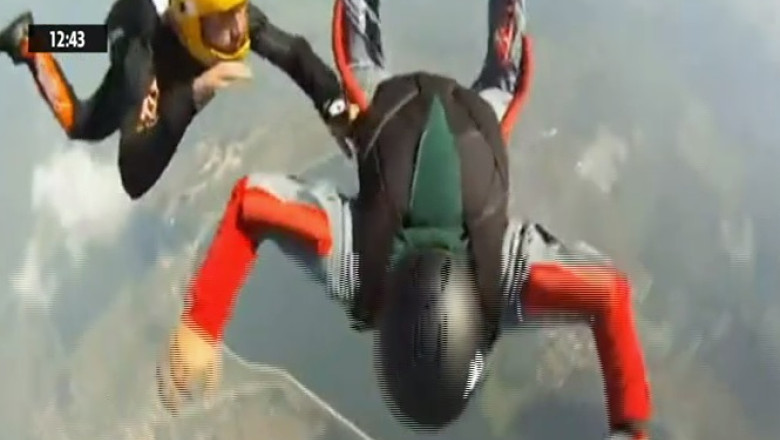 Salt periculos al unui student. Si-a deschis parasuta in ultimul moment Imagine