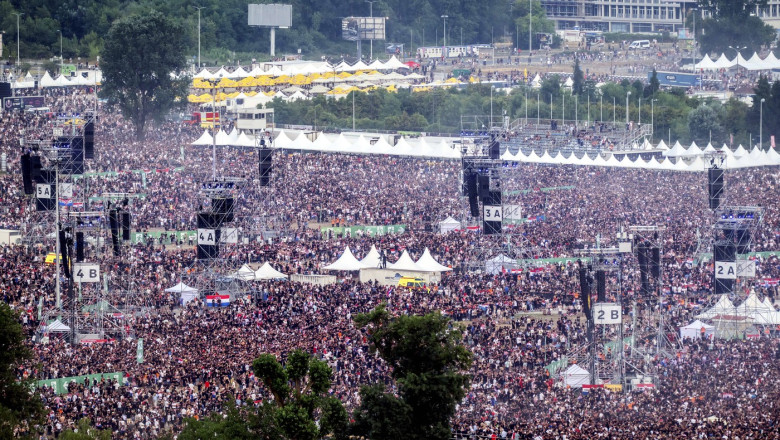 Salutul nazist, la concertul urias de la Zagreb al cantaretului croat de extrema dreapta Marko Perkovic, alias M.P Thompson Imagine