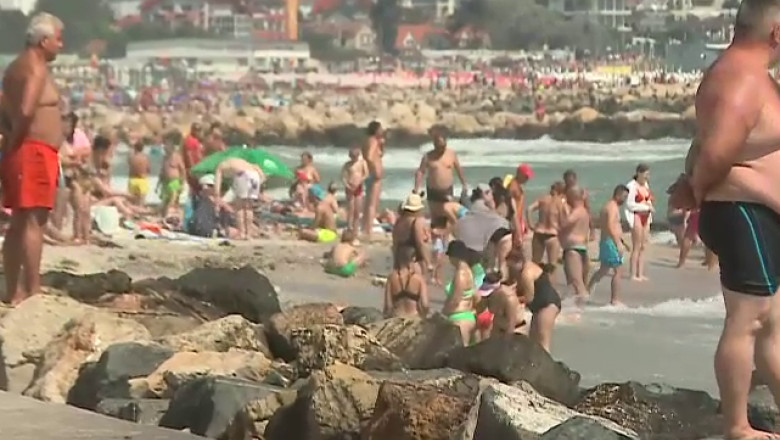 Salvamarii sunt disperati din cauza turistilor care insista sa intre in mare: Il resuscitam pe unul, ei se uitau si mergeau spre apa Imagine