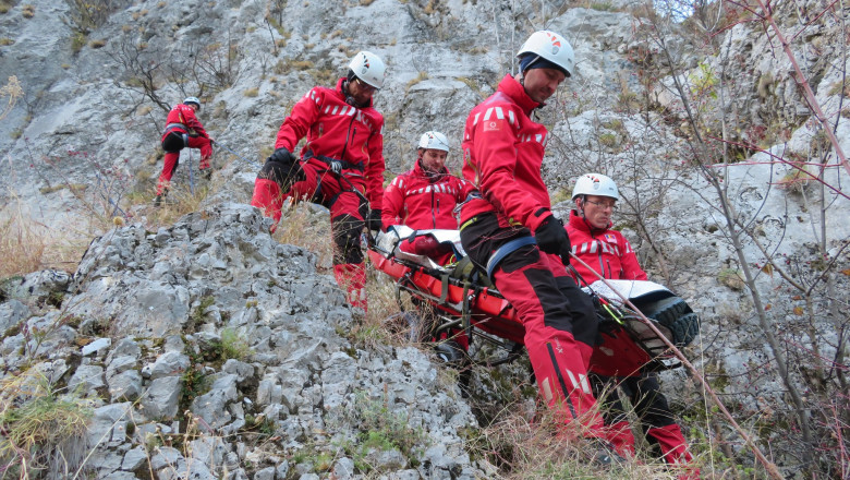 Salvamont Romania protesteaza fata de reducerea sporurilor. Ce bonus de periculozitate va primi un salvator Imagine
