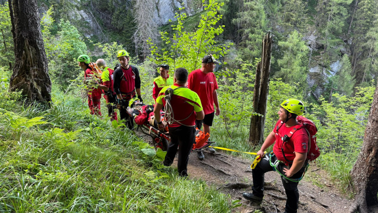 Salvamontistii au ajutat o tanara accidentata la un picior pe un traseu din Bucegi. Un alt turist, blocat in Fagaras, a fost recuperat Imagine