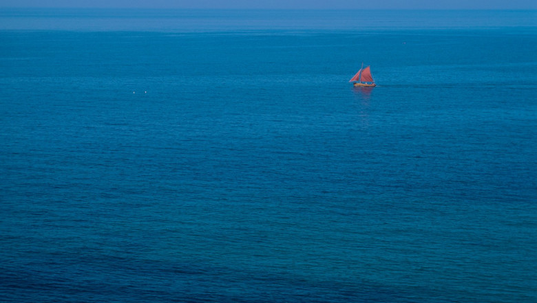 Salvare „aproape imposibila”. Un barbat a supravietuit 16 ore sub barca sa, rasturnata in Atlantic Imagine