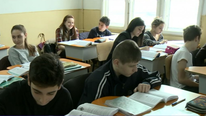 Salvati Copiii: Unu din patru tineri cu varste de liceu nu merge la scoala. Saracia determina abandonul Imagine