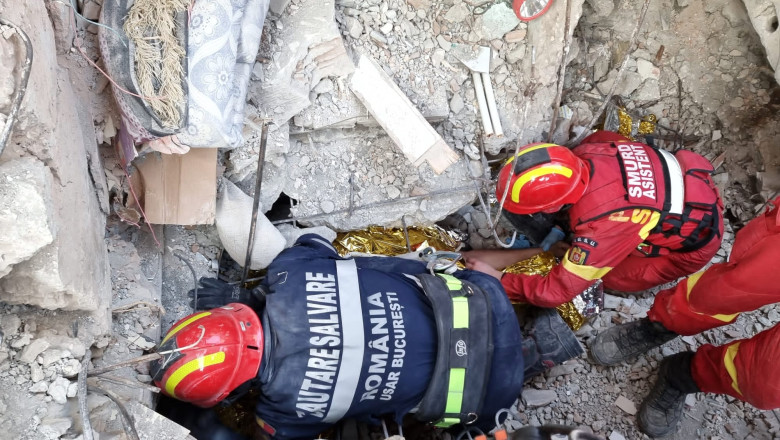 Salvatorii romani care intervin in Turcia au scos de sub daramaturi un barbat care a stat blocat 150 de ore Imagine