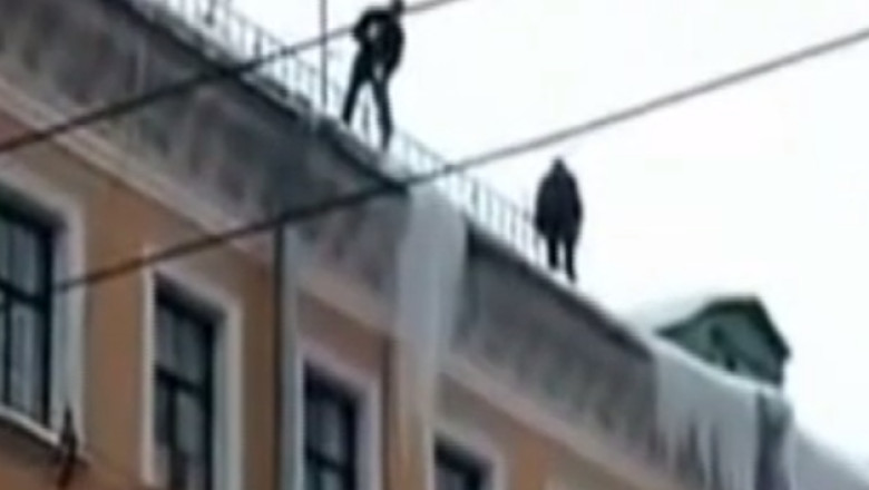 Sankt Petersburg. Sport extrem pentru angajatii primariei, care trebuie sa indeparteze turturi uriasi Imagine