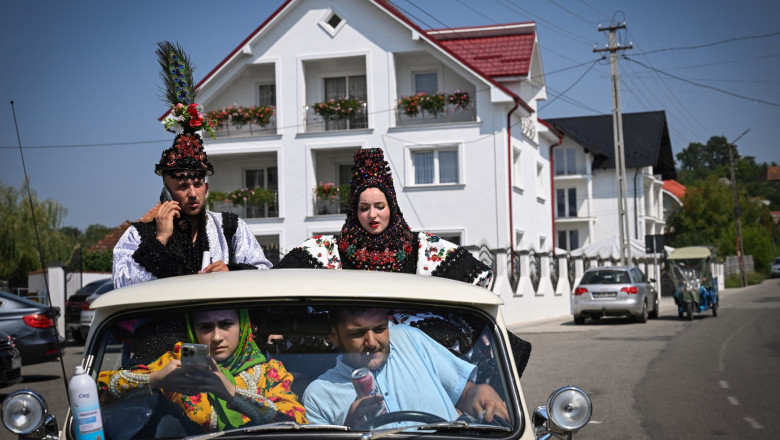 Sapte din zece romani se simt presati de cheltuielile legate de nunti. Ce obiceiuri sunt considerate neinspirate Imagine
