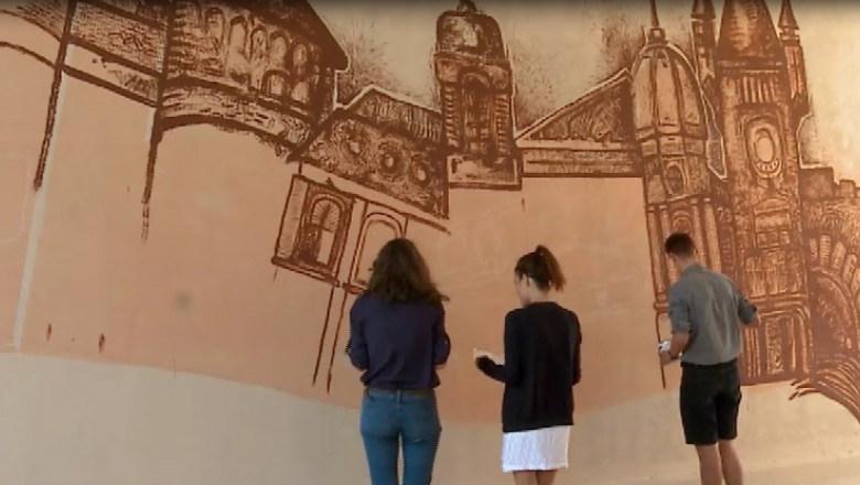 Sapte elevi din Iasi aduc culoare in viata trecatorilor - cu sabloane si vopsea au transformat un pasaj din centrul orasului in opera de arta (Galerie foto)  Imagine