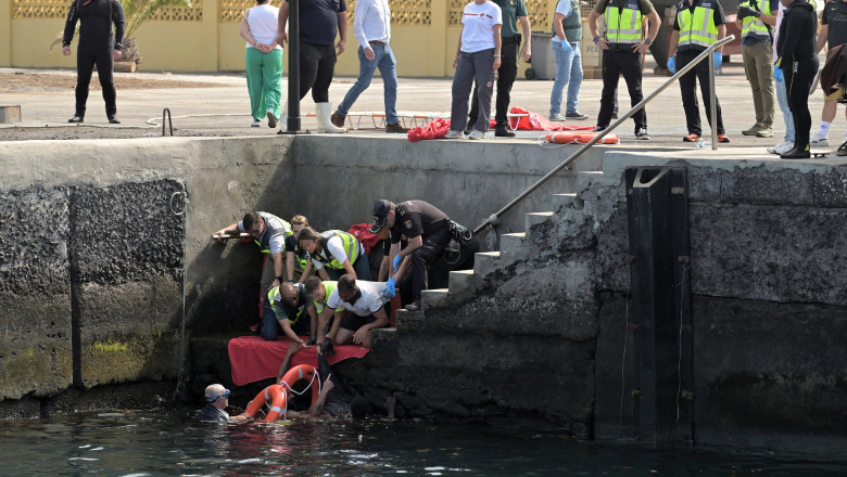 Sapte fete si femei, pasagere pe o barca cu migranti, au murit inecate intr-un port din Insulele Canare. Momentul scufundarii vasului Imagine