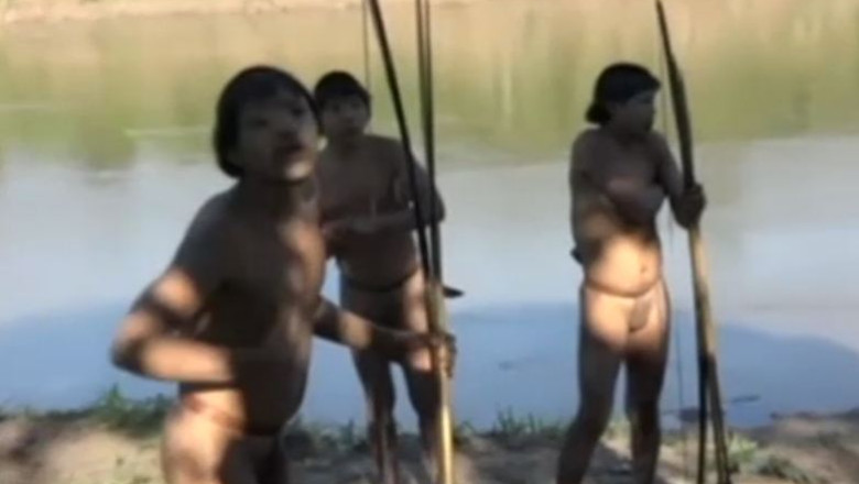 Sapte membri ai unui trib din jungla amazoniana au avut primul contact cu restul lumii Imagine
