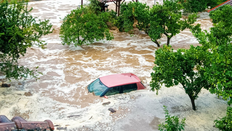 Sapte oameni au murit in inundatiile devastatoare din Grecia, Turcia si Bulgaria. Imagini cu misiuni dramatice de salvare Imagine