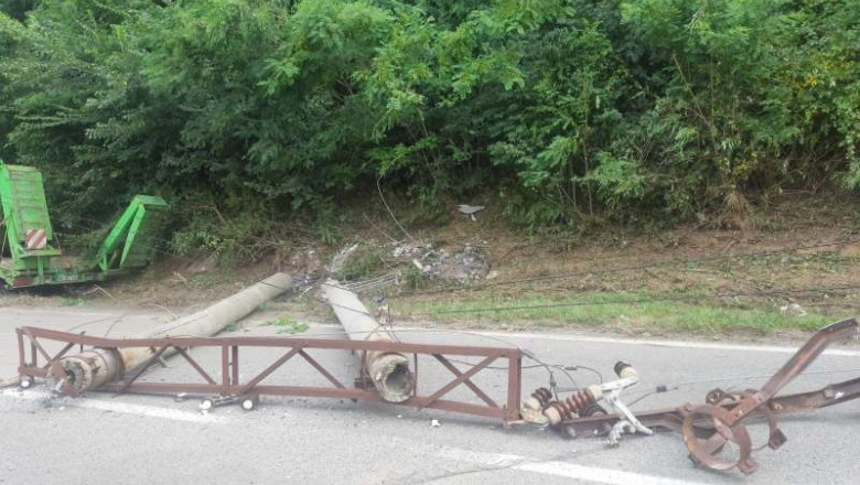 Sapte oameni raniti, dupa ce mai multi stalpi de electricitate au fost doborati de un tren. Oamenii se aflau la locul unui alt accident Imagine