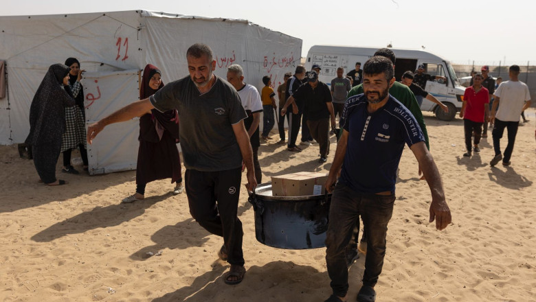 Sapte persoane de la un ONG care le aduce mancare civililor din Gaza au fost ucise intr-un atac israelian Imagine