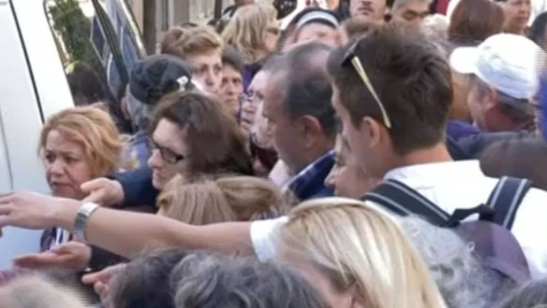 Saracii Greciei se bat pentru alimente gratis. Presa acuza guvernul de mita electorala Imagine