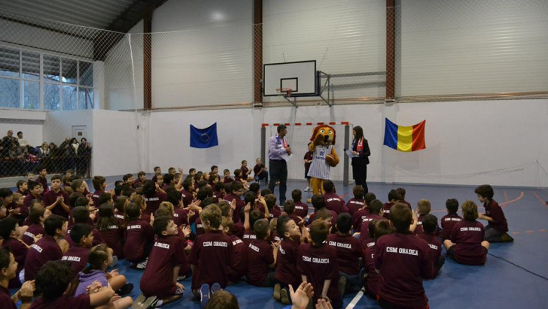 Sarbatoare in familia CSM Oradea. Micii baschetbalisti au primit cadouri de la jucatorii clubului oradean Imagine