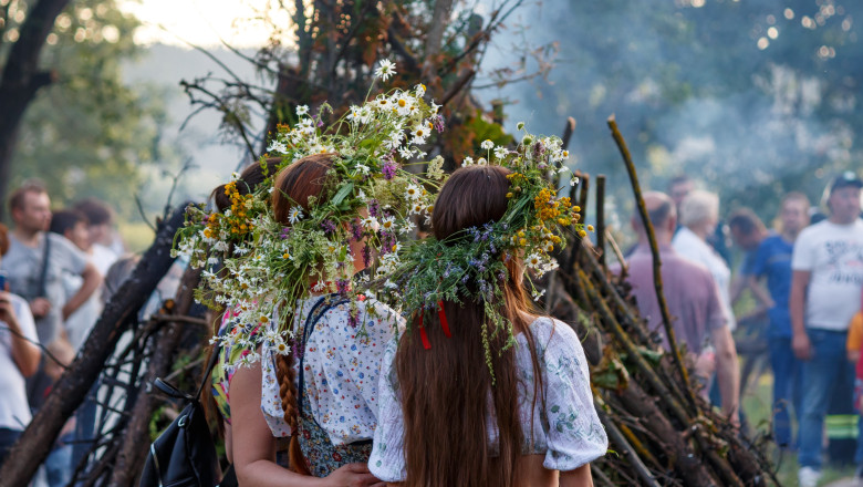 Sarbatoarea de Sanziene 2025. De ce se pune busuioc sub perna in noaptea de 23 spre 24 iunie. Ce plante medicinale se culeg Imagine