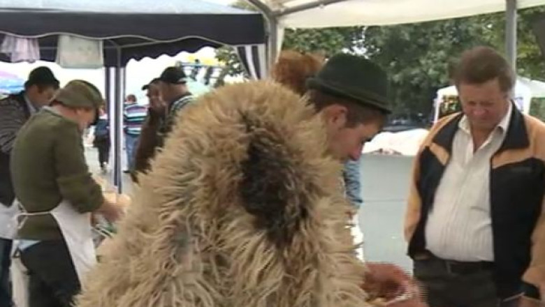 Sarbatoarea Recoltei, la Navodari: concursuri de alergare si de baut vin Imagine