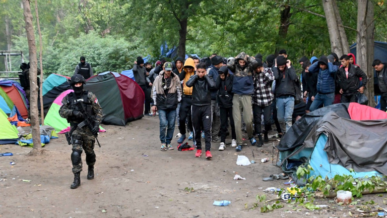 Sarbii au retinut peste 4.500 de migranti, printre care se aflau si traficanti. Politia a facut arestari si a confiscat arme Imagine