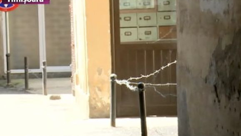 Sarma ghimpata, masura impotriva cersetorilor. Locatarii unui bloc din centrul Timisoarei, terorizati de persoanele fara adapost Imagine
