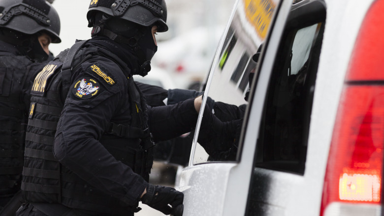 Sase barbati retinuti dupa ce s-au batut intr-un bar. Un tanar a ajuns la spital Imagine