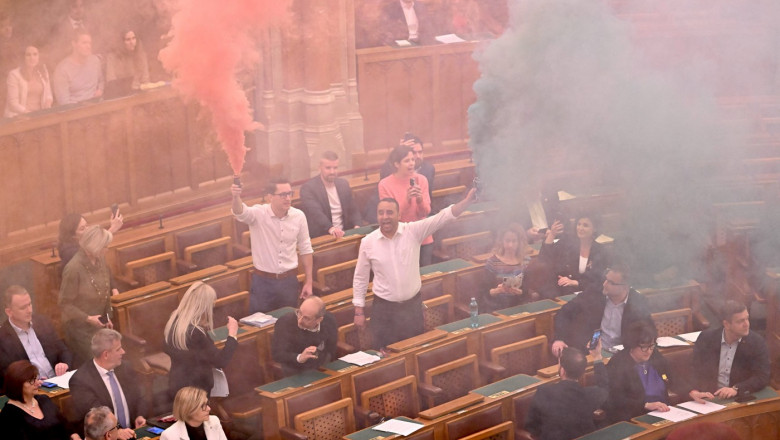 Sase deputati maghiari au fost amendati si suspendati dupa ce au lansat bombe fumigene in Parlamentul de la Budapesta Imagine