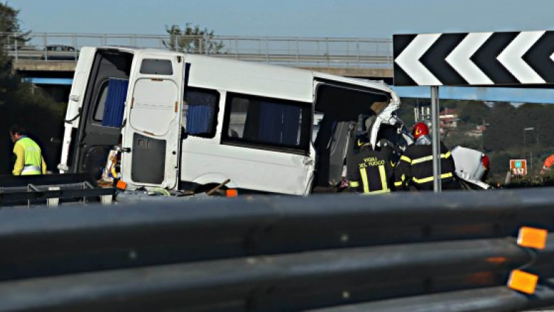Sase romani morti in Italia, in urma unui accident rutier Imagine