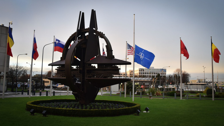 Sase tari membre NATO isi reduc cheltuielile militare Imagine