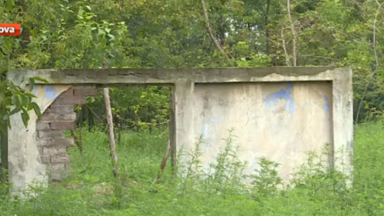Sat de vacanta La Bailesti. Cel infiintat pe vremea lui nea Marin a ajuns o ruina Imagine