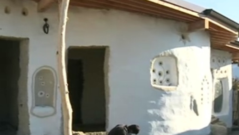 Sat ecologic in Buzau. Casele sunt construite din pamant, nisip si lemn, iar pentru ferestre s-au folosit parbrize Imagine