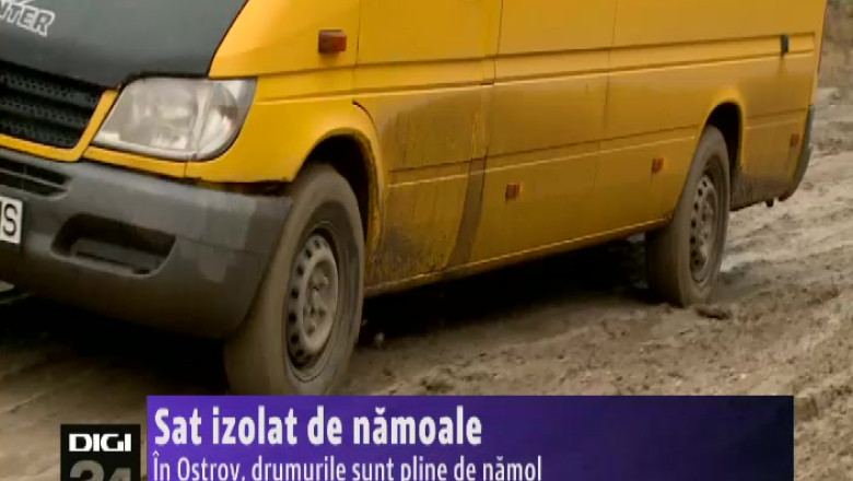 Sat izolat de namoale. In Ostrov, judetul Olt, drumurile sunt pline de noroaie. Imagine