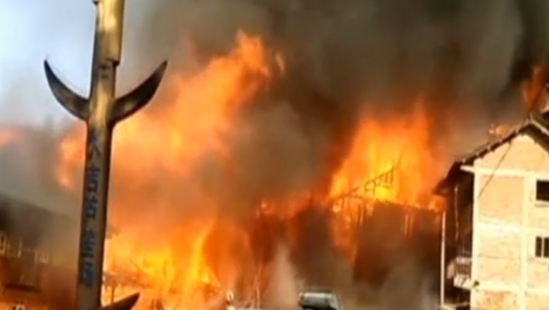 Sat UNESCO distrus de flacari Imagine