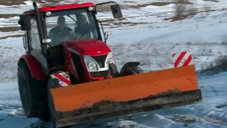 Sate uitate de autoritati in Dolj. Tractorul, singurul mijloc de transport cu care se poate ajunge in zona Imagine
