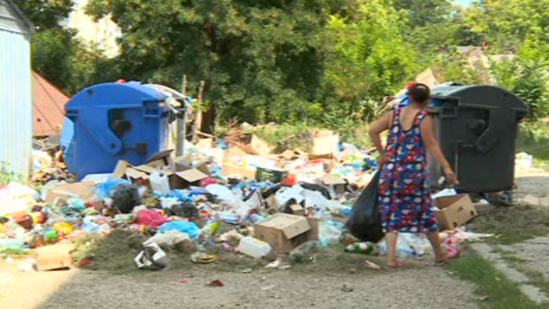 Satui de strazile pline de gunoi, localnicii din Podu Iloaiei au iesit la proteste Imagine