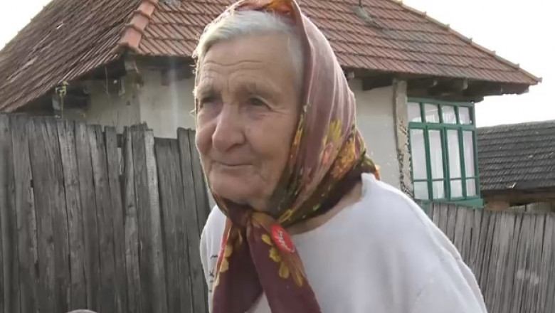 Satul cu doar zece familii, unde nu mai vine nimeni. "Nepotul mi-a spus ca benzina e scumpa. Nu-i mai convine sa-mi aduca paine" Imagine