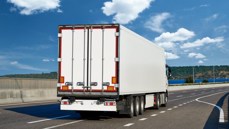 Scade varsta pentru obtinerea permiselor de conducerea pentru categoriile C, CE, D si DE. Legea a fost adoptata de Parlament Imagine