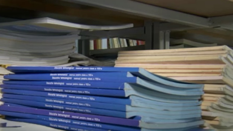 Scandal fara sfarsit. Federatia Editorilor cere descalificarea firmelor care au castigat licitatia pentru manuale Imagine