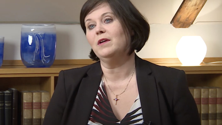 Scandal in Islanda: ministra pentru copii a demisionat dupa ce s-a aflat ca a facut un copil cu un adolescent in urma cu 36 de ani Imagine