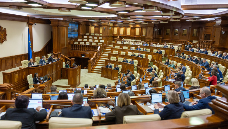 Scandal in Parlamentul de la Chisinau. Primarul Capitalei de peste Prut a dat buzna in plen si a fost scos cu forta de ofiterii SPPS