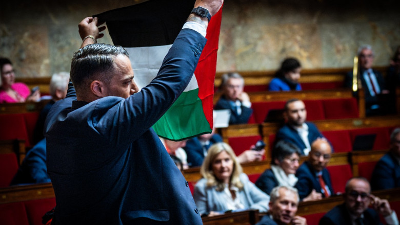 Scandal in Parlamentul Frantei. Sedinta a fost suspendata dupa ce un deputat a fluturat steagul palestinian Imagine