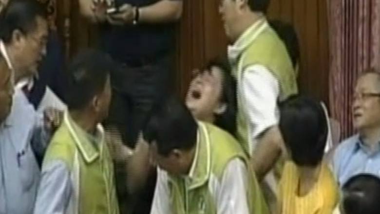 Scandal in Parlamentul taiwanez, din cauza unui acord cu China Imagine