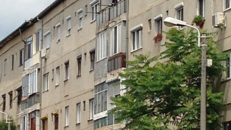 Scandal intr-un bloc din Oradea. Un barbat a amenintat ca se arunca de la etajul al patrulea Imagine