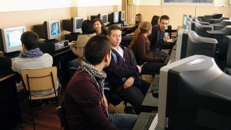 SCANDAL LA BACALAUREAT. Ce spun Ministerul Educatiei si STS despre publicarea subiectelor inainte de examen Imagine