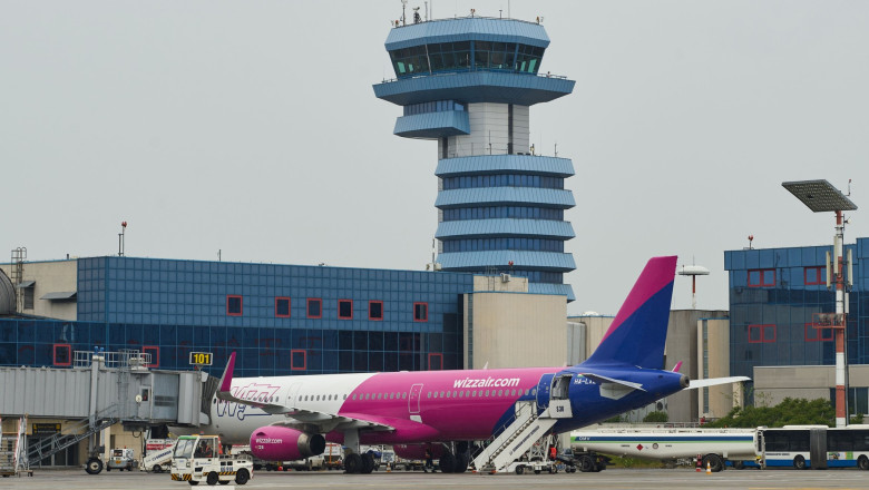 Scandal la bordul unui avion pe ruta Bruxelles - Bucuresti: un pasager a fost incatusat pe Aeroportul Otopeni Imagine