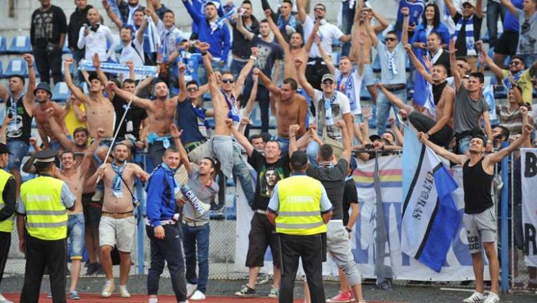 Scandal la Craiova. Autocarul Universitatii a fost asaltat de fani. Apelul disperat catre jucatorii lui Mititelu a fost ignorat Imagine