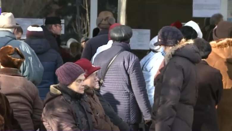 Scandal la ghiseele de impozite. Unii pensionari s-au asezat la coada de la 4 dimineata si s-au revoltat ca au intrat altii inainte Imagine