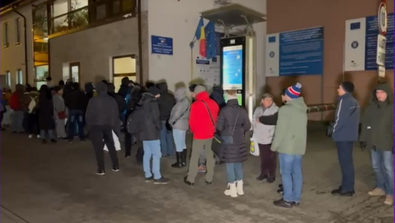 Scandal la plata taxelor la Cluj-Napoca. Un barbat cu un copil in brate a vrut sa intre in fata, la coada formata de aseara Imagine