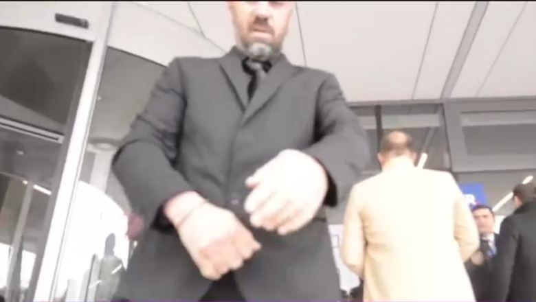 Scandal la sedinta conducerii USR. Europarlamentarul Vlad Gheorge a fost impiedicat de bodyguarzi sa intre. "Astea au fost ordinele" Imagine