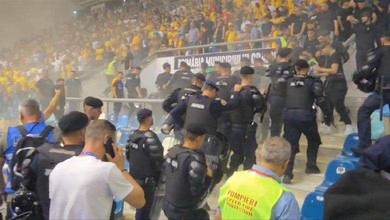 Scandal la un meci de futsal Romania – Ungaria de la Craiova. Suporterii s-au batut cu jandarmii si au aruncat fumigene pe teren Imagine