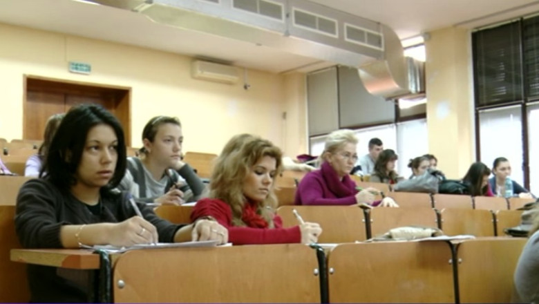 Scandal la Universitatea Spiru Haret. Absolventii din 2011 nu si-au primit inca diplomele Imagine