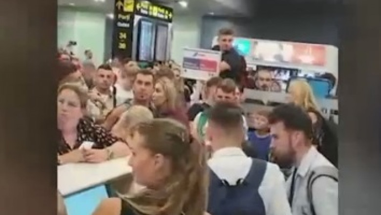 Scandal pe Aeroportul Otopeni. Pasagerii suparati au fost evacuati cu Politia Imagine
